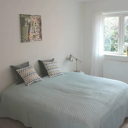 Bed and Breakfast I *